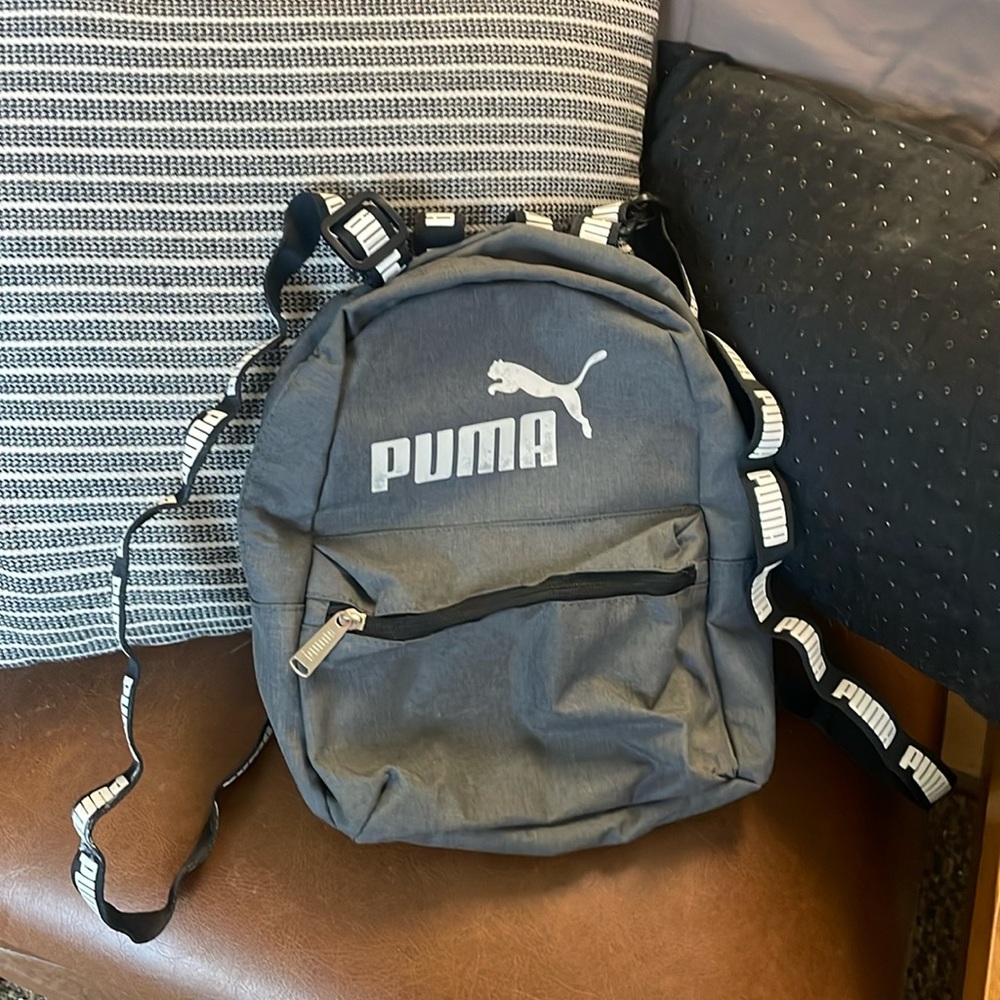 NWOT PUMA Black, white, and grey mini backpack.🎒Logo down adjustable straps.